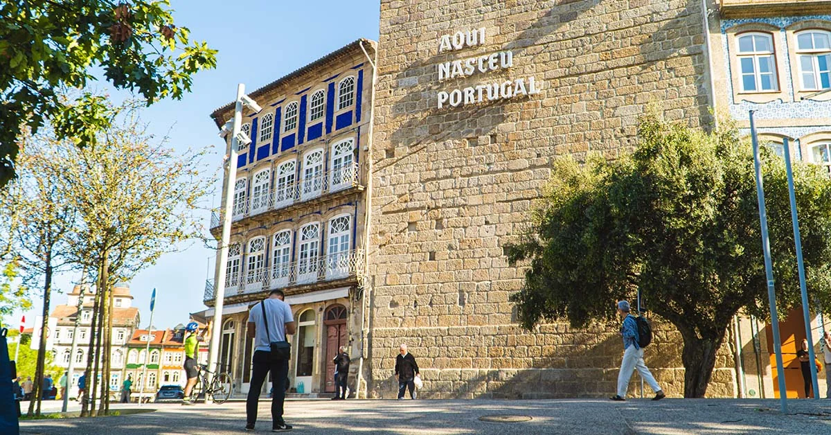 Behind The Scenes de um Vídeo Institucional para a Ordem dos Notários Portugueses com narração de Eduardo Rêgo e com imagens de sítios históricos como o Castelo de Guimarães e locais emblemáticos da cidade de Lisboa