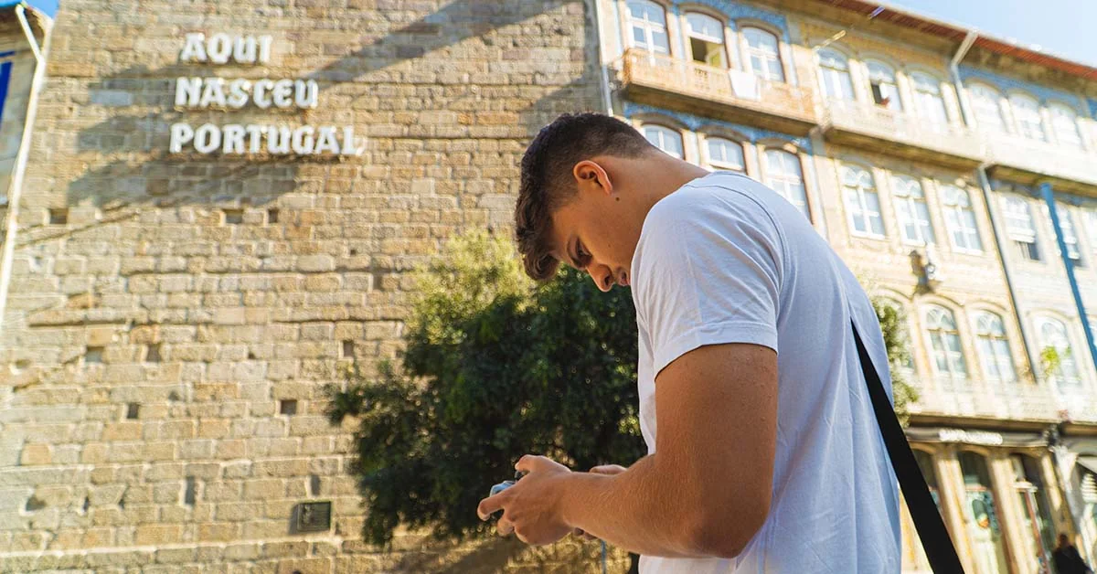 Behind The Scenes de um Vídeo Institucional para a Ordem dos Notários Portugueses com narração de Eduardo Rêgo e com imagens de sítios históricos como o Castelo de Guimarães e locais emblemáticos da cidade de Lisboa