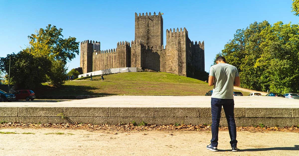 Behind The Scenes de um Vídeo Institucional para a Ordem dos Notários Portugueses com narração de Eduardo Rêgo e com imagens de sítios históricos como o Castelo de Guimarães e locais emblemáticos da cidade de Lisboa