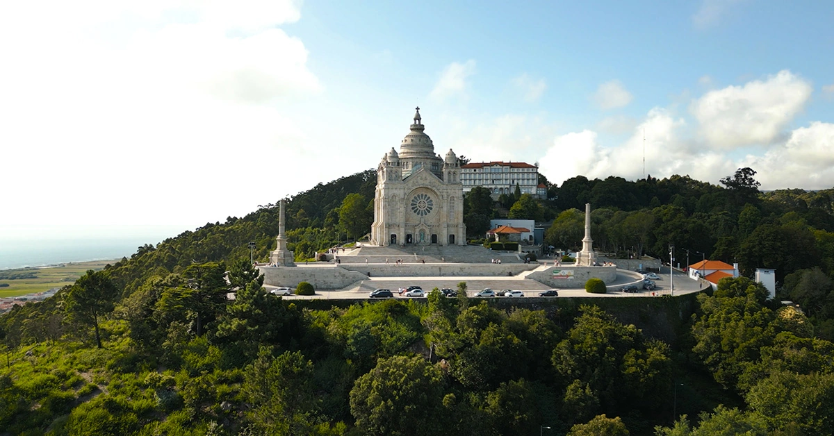 Video institucional para concurso sobre a Região do Minho organizado pela Comunidade Intermunicipal do Cávado. O vídeo contou com a participação do Grupo Folclórico Dr. Gonçalo Sampaio. Neste vídeo institucional é possível ver imagens de monumentos icónicos de Viana do Castelo tais como o “Santuário de Santa Luzia”, a escultura “Vira Maria, Vira Manel” e o navio-hospital “Gil Eannes” e, ainda, monumentos de Braga como o “Santuário do Bom Jesus do Monte”, “Santuário do Sameiro” e ainda a “Sé de Braga”