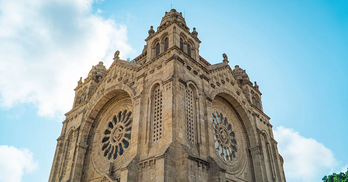 Behind The Scenes de um vídeo institucional para concurso sobre a Região do Minho organizado pela Comunidade Intermunicipal do Cávado. O vídeo contou com a participação do Grupo Folclórico Dr. Gonçalo Sampaio. Neste vídeo institucional é possível ver imagens de monumentos icónicos de Viana do Castelo tais como o “Santuário de Santa Luzia”, a escultura “Vira Maria, Vira Manel” e o navio-hospital “Gil Eannes” e, ainda, monumentos de Braga como o “Santuário do Bom Jesus do Monte”, “Santuário do Sameiro” e ainda a “Sé de Braga”