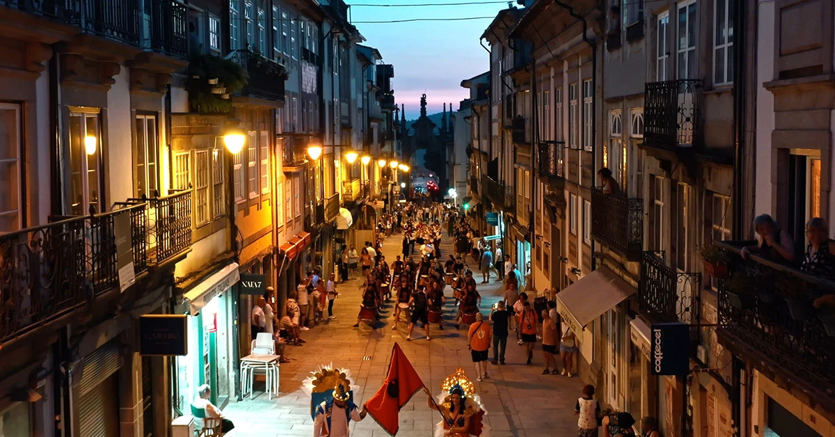 Vídeo do Evento Do Bira Ao Samba 2025 em Braga na Praça do Município organizado pelos Bomboémia e que contou com a presença de diversos grupos culturais