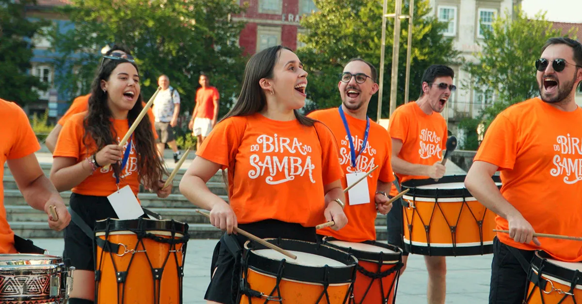 Stills do vídeo do Evento Do Bira Ao Samba 2025 em Braga na Praça do Município organizado pelos Bomboémia e que contou com a presença de diversos grupos culturais