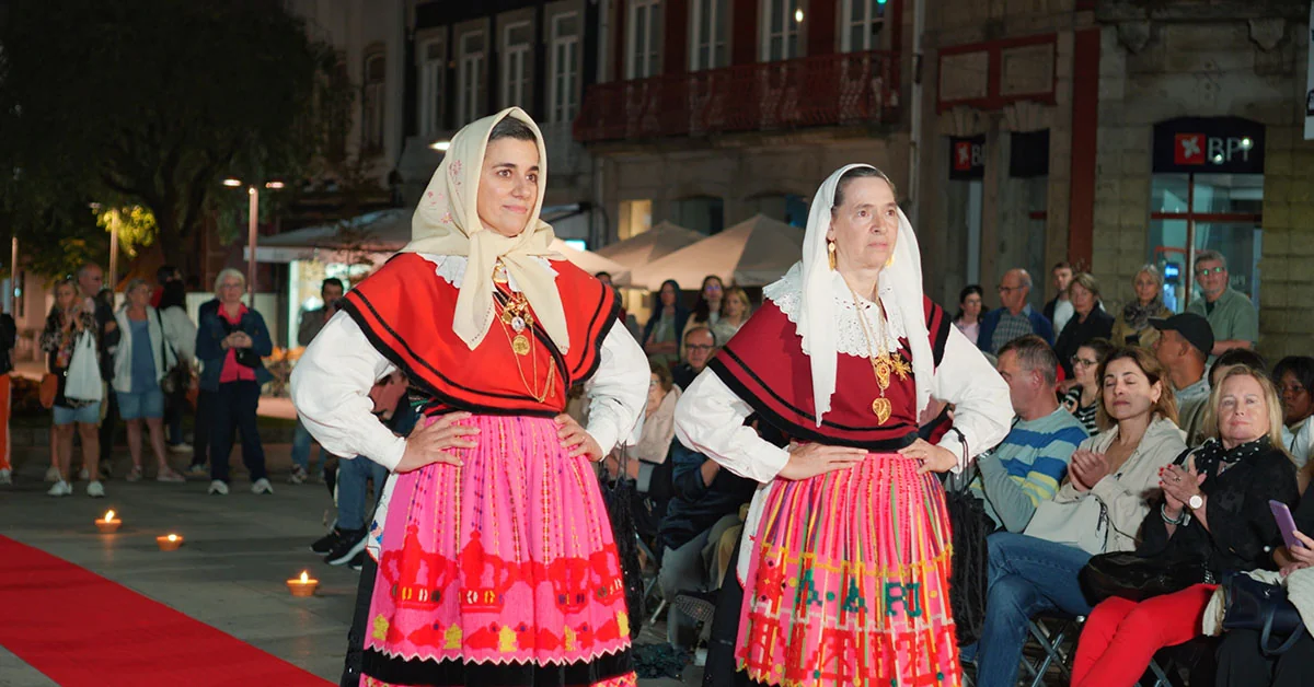 Stills do Vídeo do Evento FOLK Passerelle 25 em Braga, na Avenida Central, organizado pela Rusga de S. Vicente e que contou com a presença de diversos grupos folclóricos