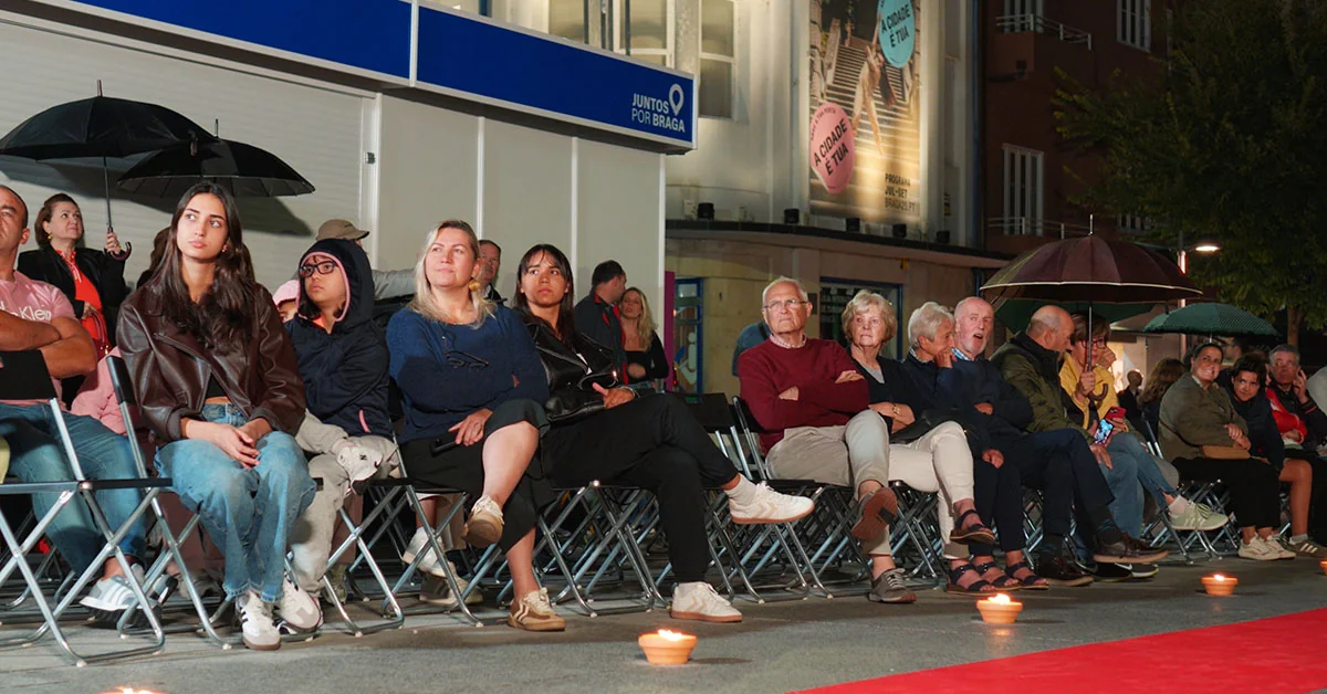 Stills do Vídeo do Evento FOLK Passerelle 25 em Braga, na Avenida Central, organizado pela Rusga de S. Vicente e que contou com a presença de diversos grupos folclóricos