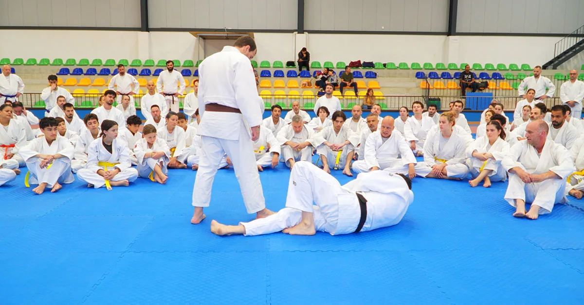Stills do vídeo do evento da escola MAGUEN Krav Maga realizado no Pavilhão Gimnodesportivo de Tebosa, Braga